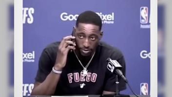 El emotivo momento del jugador de la NBA, Bam Adebayo, cogiendo una llamada de su madre en plena rueda de prensa