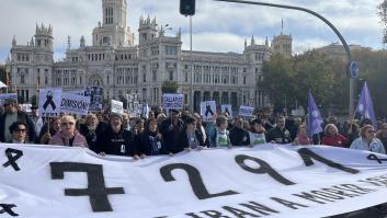 La Marea de Residencias recorre Gran Vía para pedir "justicia" por los ancianos fallecidos durante la pandemia