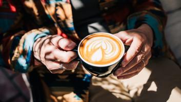 Lleva a su abuela a la "cafetería más viral de Tokio" y flipa con lo que hacen