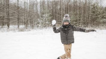 Gran hazaña de un niño para demoler la centenaria ley que le prohibía tirar bolas de nieve