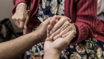 Un cirujano se gana el amor eterno con una anciana de 100 años con una enfermedad y en cuidados paliativos: "Me dio otra vida"