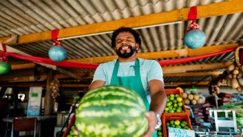 España hace las paces con su país archienemigo y ambos planean la conquista europea de sus frutas clave