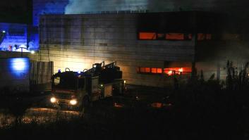 Extinguido desde medianoche el incendio en el Auditorio Rocío Jurado y la Policía Nacional investiga las causas