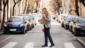 Le compra un ramo de flores a su novia y con su reflexión rompe el contador de me gustas