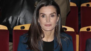 La reina Letizia luce unos pendientes de una fábrica engullida por el barro de la DANA