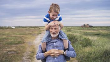 Un psicólogo implora a los abuelos y abuelas dejar de decir inmediatamente estas populares frases a sus nietos