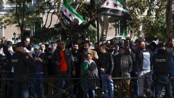 La bandera de la independencia ondea en la embajada de Siria en Madrid: "Un sueño hecho realidad"