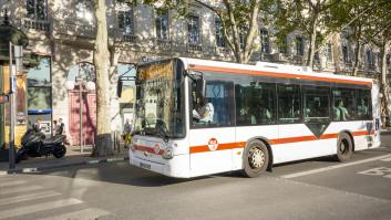 Un conductor pide apagar los cigarrillos a unos pasajeros y es atacado violentamente: "Este comportamiento es inaceptable"