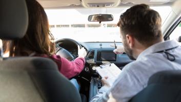 Suspende el examen práctico de coche y cuando el profesor le dice el motivo normal que se indigne