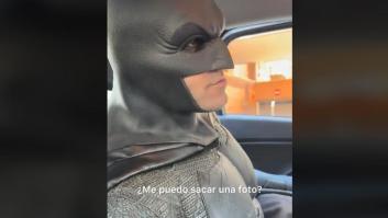 Su parecido con Batman es tanto que asusta, pero al quitarse la máscara más: los comentarios se multiplican