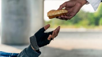 Pasó de empresario a vagabundo de la noche a la mañana: regresa al mundo laboral y lanza un dardo con mucha puntería