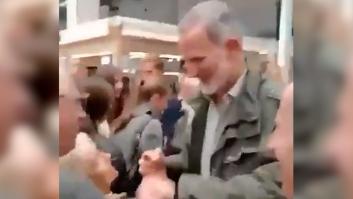 Los reyes visitan por sorpresa las zonas afectadas por la DANA y la gente pelea por acercarse a ellos: "¡Que tú vives en un piso y nosotros en un bajo!"