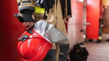 Llaman a los bomberos por un incendio en una caravana y encuentran un ataúd con el cuerpo de un joven en su interior