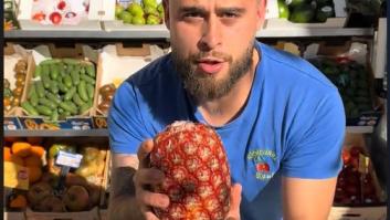 Un frutero muestra (y prueba) una fruta por la que se está llegando a pagar 500 euros: ver para creer