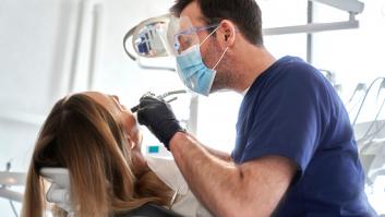 Una nueva prohibición de la UE pone en alerta a los dentistas: "Todavía hay gente con empastes, hay que quitárselos"