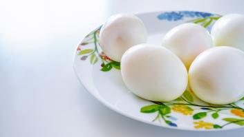 No más huevos duros de pelar: lo que tienes que hacer al cocerlos para que la cáscara salga fácilmente
