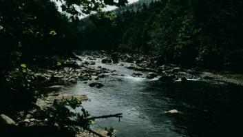 El río más corto de España nace de una cascada de 50 metros y atraviesa una Comunidad autónoma entera