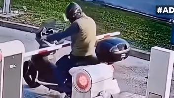 Baja la barrera del parking en el momento de pasar con la moto y su solución termina en drama