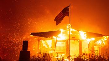 Al menos dos muertos en uno de los cuatro incendios que asolan a Los Ángeles