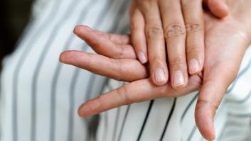 Adiós a las cremas: el trucazo de un dermatólogo para reparar las manos en invierno