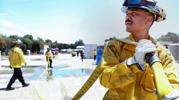 Cientos de presos arriesgan sus vidas en la batalla contra los incendios en Los Ángeles