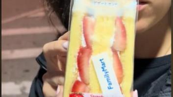 Una española prueba en Malasia el 'fruit sandwich' de fresa y nata más viral y dicta esta sentencia