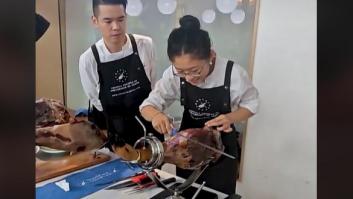 Desvela lo que puede llegar a cobrar un cortador de jamón en China: agárrate