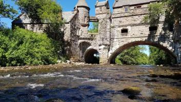 Ni en Madrid ni en París: el Airbnb más espectacular del mundo es un castillo en una aldea de cuento de hadas