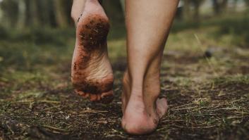 Regresa a casa descalzo por el robo de sus zapatillas en el colegio y la dirección del centro asombra al culpar a los padres