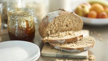 No tolera bien el gluten, pide pan y el dueño del restaurante le da una opción difícil de creer