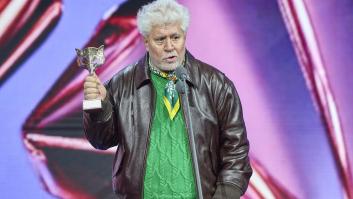 Pedro Almodóvar sube a recoger su premio Feroz y no duda en hablar así sobre el interrogatorio a Elisa Mouliaá