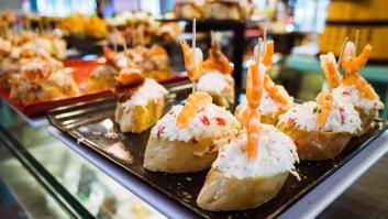 El trono de la calle Laurel se tambalea por la gran calle para irse a tomar tapas en el norte de España