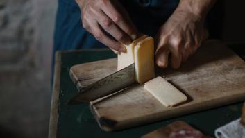 Los médicos no saben explicarse el caso del hombre de las manos de queso hasta que echaron un vistazo a su dieta