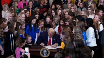 Trump firma un decreto para prohibir que las mujeres transgénero compitan en los deportes femeninos