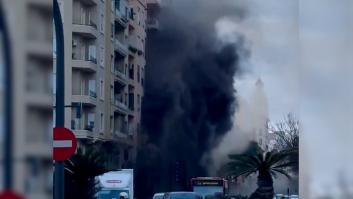 Un espectacular incendio en Valencia devora un bingo y llena de humo la calle