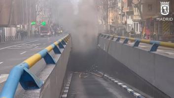 El incendio de varios coches eléctricos en un parking subterráneo de Madrid genera una gran columna de humo