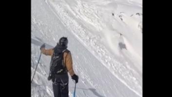 Un esquiador es arrastrado por una avalancha en Mont-Blanc y sobrevive gracias a su airbag