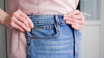 Compra unos pantalones en el mercadillo y en casa descubre que esconde una desagradable sorpresa de su dueño anterior