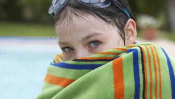 Una monitora de natación infantil alerta del riesgo que esconde envolver a los niños en una toalla para secarlos