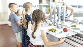 Miles de pescaderías aspiran a beneficiarse del incumplimiento del que nadie habla de los colegios con el menú escolar