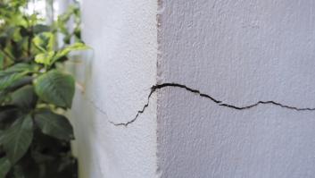 Se le llena la casa de grietas que dan a la calle por las obras del tren y salva el día con un bolso por falta de ayuda