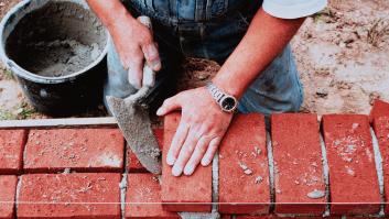 A una albañila le pagan 4 horas sólo por ir a trabajar en su primer día en la obra: "Funciona así"