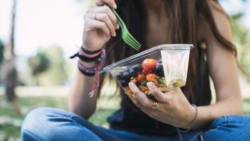 Un estudio pide dejar de comer directamente de envases de plástico si quieres proteger tu corazón