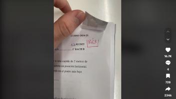 Un profesor enseña lo que pone a sus alumnos encima de las notas y le llueven los 'me gusta'