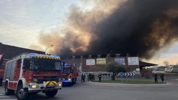 Arde una nave de 12.000 metros cuadrados en un polígono industrial de Fuenlabrada (Madrid)