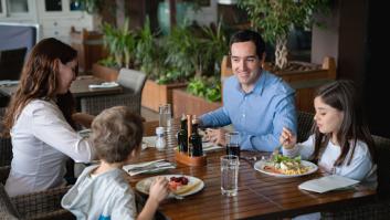 Unos padres se pegan una comilona con sus tres hijos menores y orquestan la gran estafa al restaurante: "Es un plan perfecto en época de fiestas"