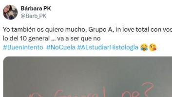 Una profesora enseña el mensaje (con petición incluida) que le han escrito sus alumnos en la pizarra