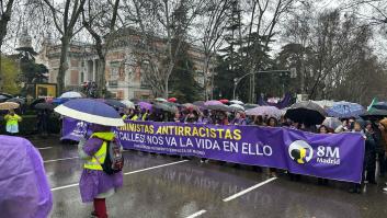 Miles de personas recorren Madrid bajo la lluvia con motivo del 8M bajo el lema "Feministas antirracistas, ¡A las calles! Nos va la vida en ello"