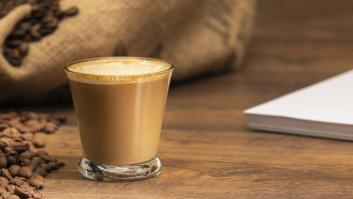 Una barista echa cálculos y revela la proporción de agua que debe tener la taza de café para un sabor perfecto