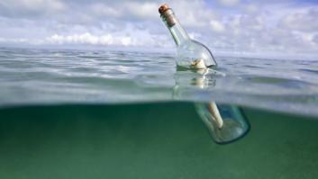 Abren una botella que encuentran en el mar para leer el mensaje que contiene y su contenido les da escalofríos